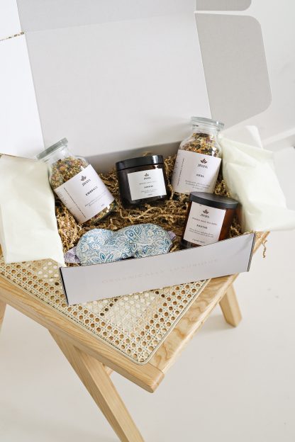 Organic gift pack for bath and herbal tea